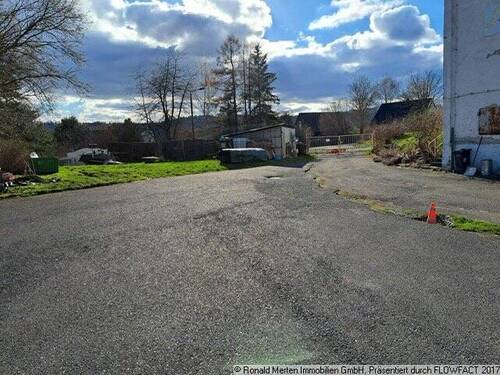 Hof mit Zufahrt - 