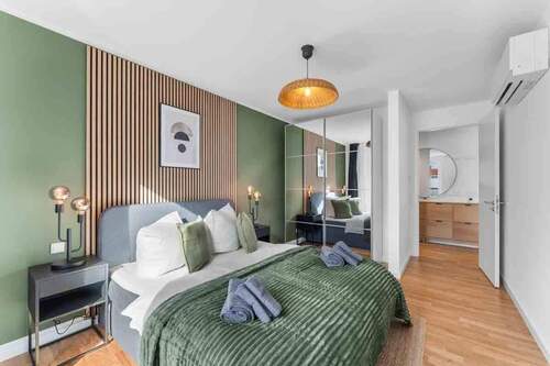 Schlafzimmer Musterwohnung möbliert - 2 Zimmer Etagenwohnung zum Kaufen in Berlin