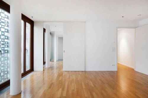 Offene Schiebetür mit Blick in das Schlafzimmer - 