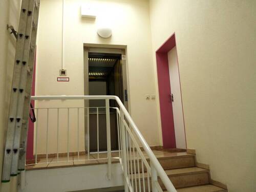 Treppenhaus mit Aufzug - 