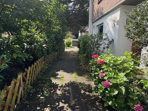 Zuwegung - 7 Zimmer Reihenmittelhaus in Norderstedt