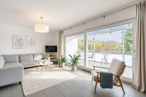 Beispielmöblierung Wohnzimmer - Fernblicklage die begeistert! Großes Familienhaus mit Einliegerbereich in 1A-Wohnlage & 2 Garagen