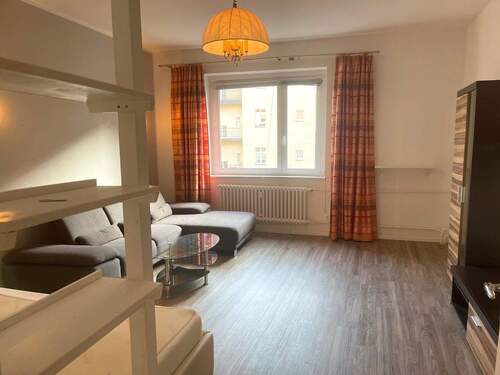 Wohnzimmer - Bezugsfreie 3-Zimmer-Altbauwohnung im Westend – modernisiert, hell und ruhig gelegen