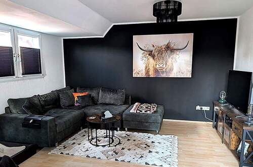 Wohnzimmer - Helle Dachgeschosswohnung mit Balkon & Weitblick - ruhig gelegen