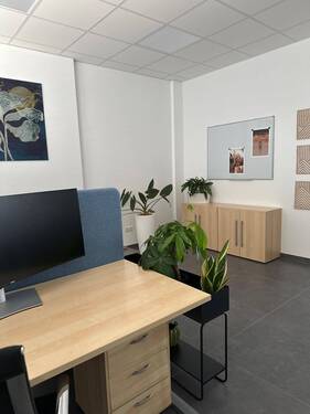 Arbeitsplatz mit moderner Ausstattung und WLAN - 