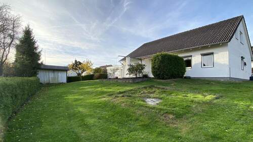 Rückansicht mit Gartenhaus - 