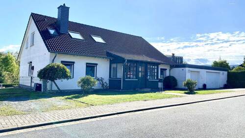 Seitliche Hausansicht - Mehrfamilienhaus, Wohnhaus mit 190,80 m² in Lamspringe zum Kaufen