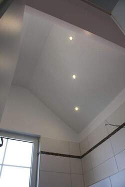 Hohe Decke im Bad mit Strahler - 