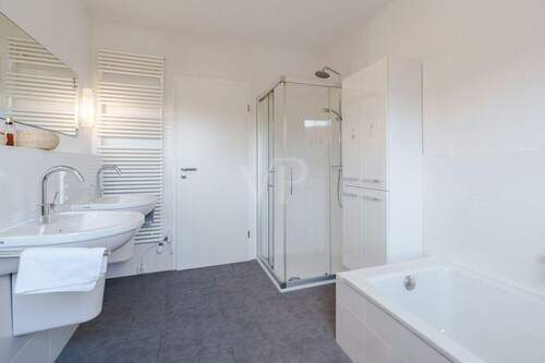 Bad Erdgeschoss mit Wanne und Dusche - 