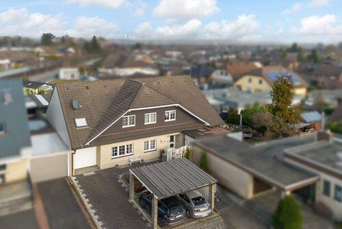 Hausansicht mit Carport - 