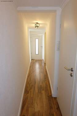 Eingangsbereich / Flur - 3 Zimmer Mehrfamilienhaus, Wohnhaus zum Kaufen in Kenn