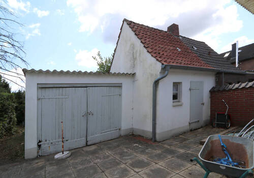 V1612 Hinterhof mit Garage und Stallgebäude - 