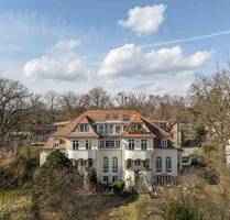 Eleganz trifft Geschichte: Traumhafte Altbauwohnung in klassizistischem Palais - Kleinmachnow