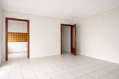 Wohn- Esszimmer mit Blick zur Küche und zum Flur - 