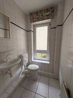 Gäste-WC mit Fenster - 