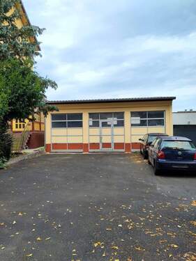 Halle rechts neben dem Haus - 
