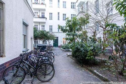 Hof mit Fahrradstellplätzen - 