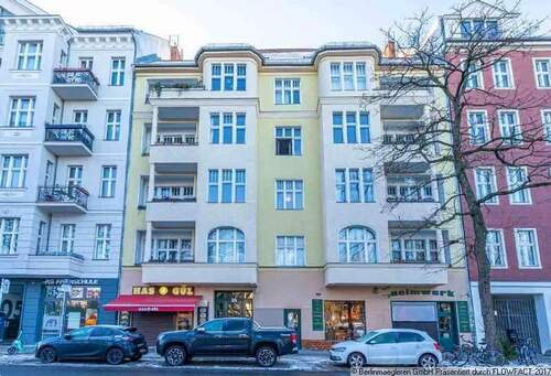 Hausansicht - Well-maintained 2-room apartment with balcony directly next to the park