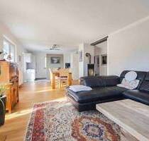 Zwei Wohnungen - viele Möglichkeiten: Familienhaus mit Terrasse, Balkon & Kamin - Limeshain Hainchen