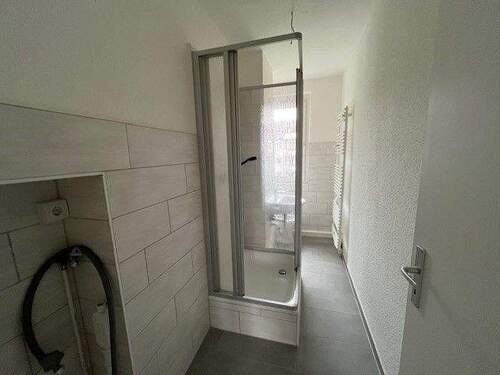 Bad mit Dusche - 