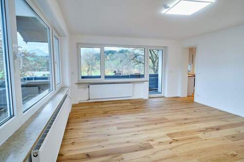 Lichtdurchflutetes Wohnzimmer - Einmalig! Kernsanierte, moderne 2-Zimmer-Wohnung mit großem Süd-West-Balkon