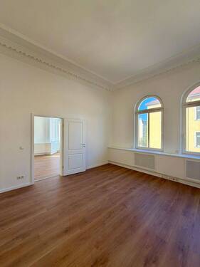 Schlafzimmer 1 - Blick zum Wohnzimmer - 