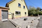 01 - Viel Platz für Ihre Wohnideen - Charmantes Haus mit großem Grundstück & Bachzugang
