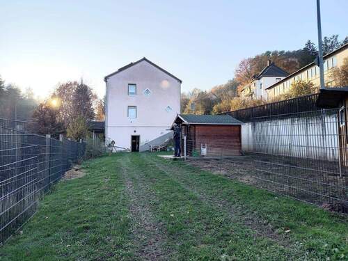 Terrasse und Garten mit Gartenhaus - 