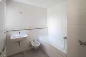 Bad mit Badewanne und Waschmaschinenanschluss - 