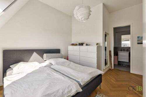 Schlafzimmer mit Übergang zum Badezimmer - 