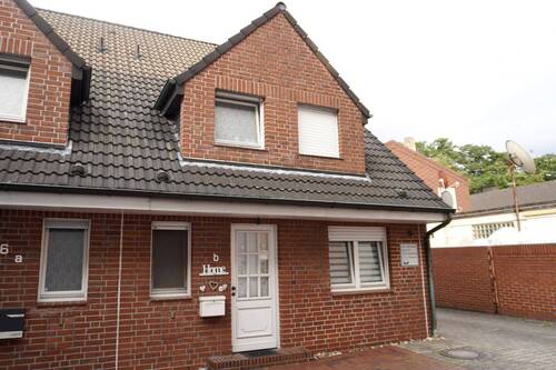 Vorderansicht - Ankommen, wohlfühlen, durchstarten - Doppelhaushälfte mit Herz!