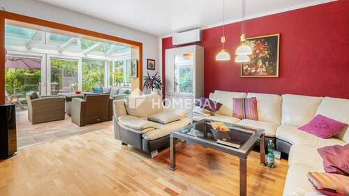Wohnzimmer 1 - Modern ausgestattetes Einfamilienhaus mit Nießbrauchrecht auf 986 m² großem Grundstück