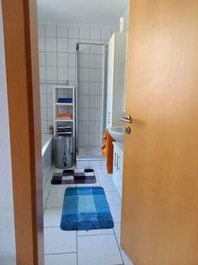 Bad mit Wanne und Dusche - 