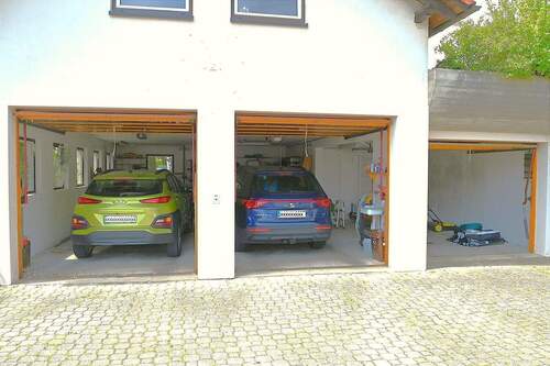 3 er Garage mit Fenster und WT ü Hauswasserwerk - 