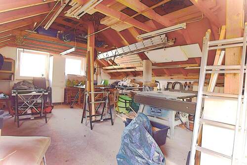 Werkstatt über den Garagen - 