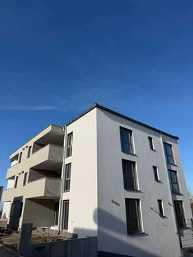.. in sonniger Lage ! - Exklusive Neubauwohnung mit großem Balkon und Garage in einer top Lage !
