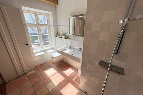 Tageslicht-Bad m. bodengl. Dusche (EG/linke DHH) - 