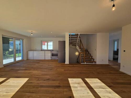 Wohnzimmer und Küche - 6 Zimmer Doppelhaushälfte zum Kaufen in Oberding