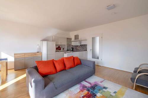 Blick vom Wohnbereich in die Küche - 4 Zimmer Etagenwohnung in Berlin