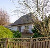 Zuhause in Weener: Großzügiger Bungalow mit Garten, Teich und überdachter Terrasse