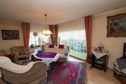 Wohnzimmer - 6 Zimmer Einfamilienhaus zum Kaufen in Weener
