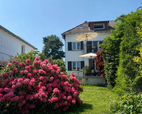 Hausansicht - Idyllische Altbau-Doppelhaushälfte mit großem Garten