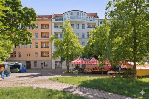 Hausansicht mit Wochenmarkt - Altbauwohnung am Karl-August-Platz