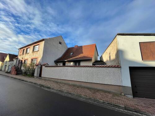 Ansicht von der Straße mit Einfriedung - 3 Zimmer Einfamilienhaus in Hohe Börde