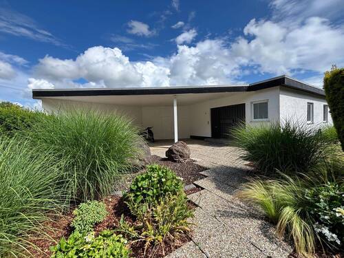 Objektansicht - Modernisiertes Architektenhaus mit Pool und Garten in ruhiger Lage – Wohnen auf höchstem Niveau!