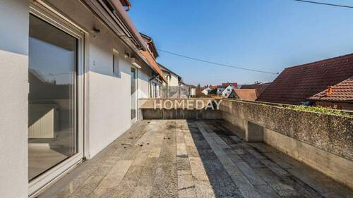 Balkon 1 - Stilvoll modernisierte 3-Zimmer-Wohnung mit großer Sonnenterrasse und Einbauküche