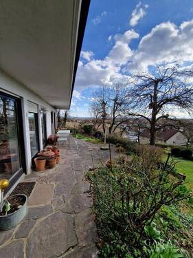 Garten mit Westterrasse - Charmantes Einfamilienhaus mit Einlieger-Gewerbebereich und Alpenblick