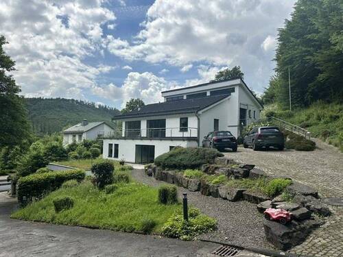 Bild 1 - Gepflegtes Einfamilienhaus in ruhiger, naturnaher Lage!