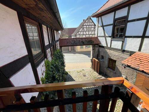 Balkon mit Blick zum Hof - 