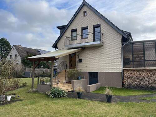 Hausansicht Eingang - Modernisierte Smart-Home-Doppelhaushälfte am Park - 5 Zimmer in Gifhorn